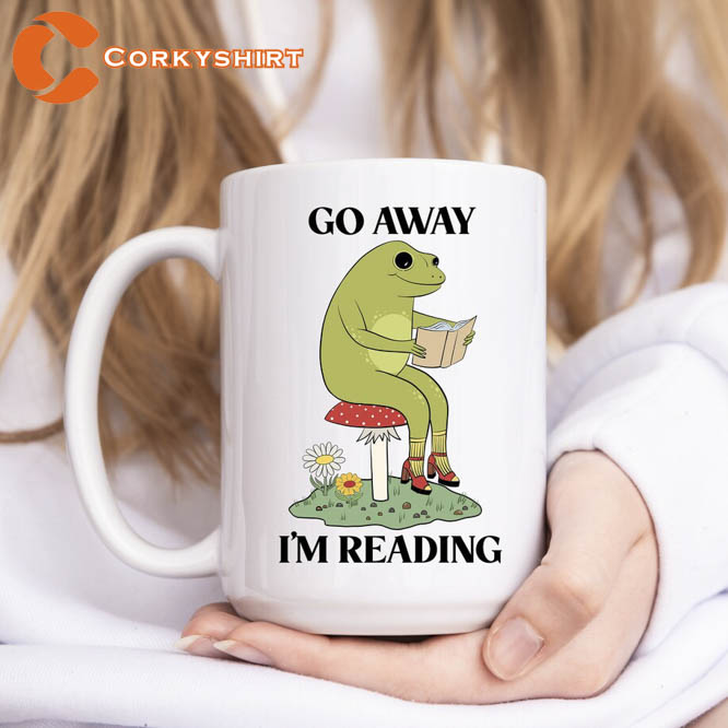 https://images.corkyshirt.com/wp-content/uploads/2023/03/Funny-Frog-Go-Away-Im-Reading-Mug-3.jpg